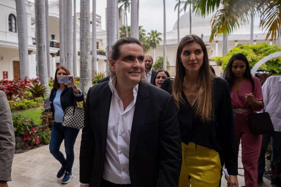El empresario colombiano Alex Saab (c) llega acompañado por su esposa Camila Fabri (d) a la Asamblea Nacional (AN) de Venezuela, en Caracas (Venezuela).
