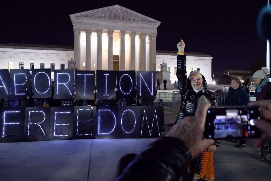 Activistas por el derecho al aborto organizan una manifestación frente a la Corte Suprema de Estados Unidos.
