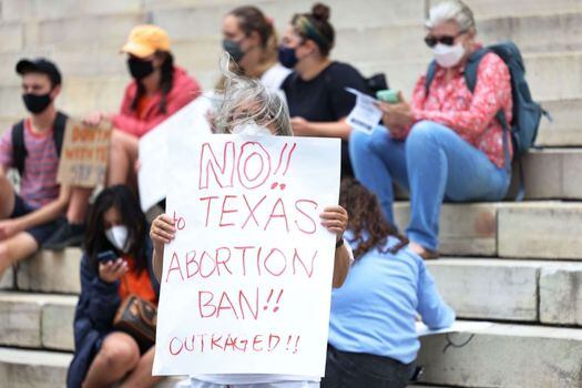Un grupo de personas protesta contra la ley antiaborto de Texas en Estados Unidos.