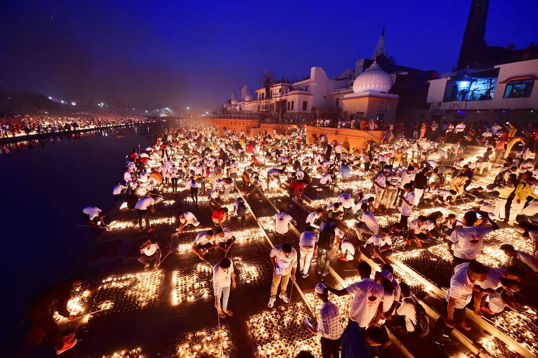 La capital india Nueva Delhi se vio envuelta el viernes en una espesa niebla tóxica al día siguiente de la celebración de Diwali, la fiesta hindú de las luces, con multitud de lámparas de aceite y velas encendidas toda la noche y el lanzamiento de petardos, a pesar de estar prohibidos.