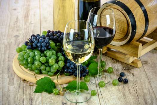 El vino es una bebida ideal para el acompañamiento de las comidas.