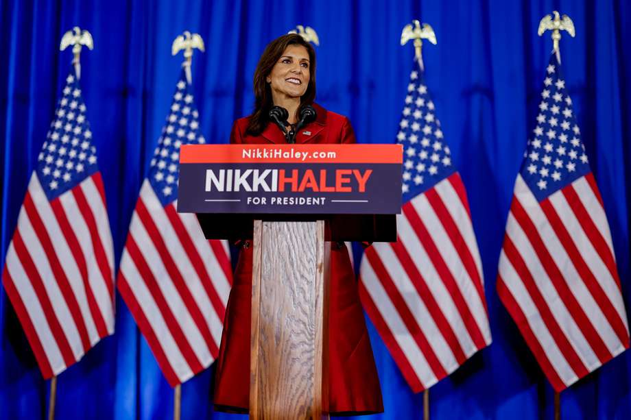 La candidata presidencial republicana de Estados Unidos, Nikki Haley, habla con sus seguidores durante un evento nocturno de las primarias presidenciales republicanas de Carolina del Sur en Charleston, Carolina del Sur, Estados Unidos, el 24 de febrero de 2024.
