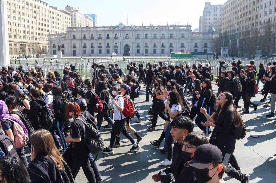  Decenas de personas, en su mayoría estudiantes, participan en una marcha de protesta, hoy, en Santiago (Chile). 