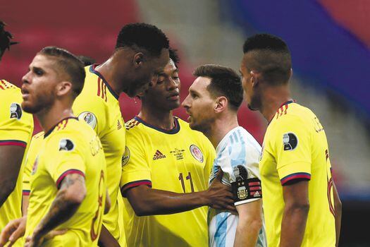 BRASILIA, BRAZIL - JULY 06: Lionel Messi of Argentina argues with Juan Cuadrado and Yerry Mina of Colombia during the semifinal match between Argentina and Colombia as part of CONMEBOL Copa America Brazil 2021 at Mane Garrincha Stadium on July 6, 2021 in Brasilia, Brazil. (Photo by MB Media/Getty Images)
