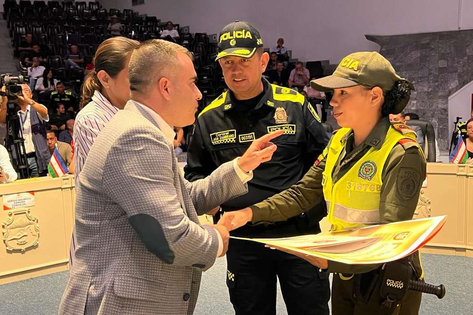 La auxiliar de Policía Gloria Fernanda Mora fue reconocida por el Concejo de Cali.