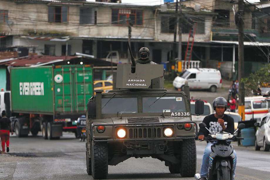 Un vehículo de la Armada Nacional de Colombia presta seguridad hoy en Buenaventura. EFE/Ernesto Guzmán
