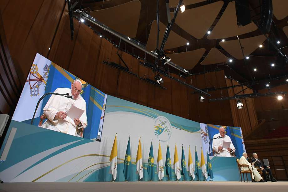 Desde Kazajistán, el papa Francisco insistió en la necesidad de “dialogar con todos” para “reforzar el multilateralismo”, aludiendo implícitamente a Rusia. Desde febrero, cuando empezó el conflicto en Ucrania, la Santa Sede ha intentado mantener un contacto diplomático con Moscú.