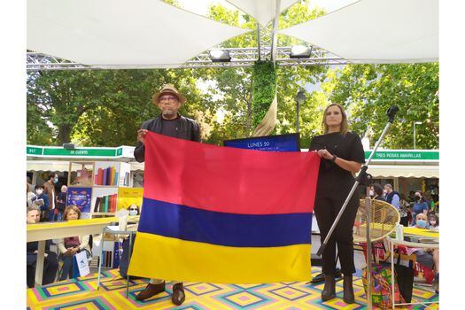 Rómulo Bustos Aguirre y Andrea Cote Botero en la mesa de poesía que integraron este lunes en la Feria del Libro de Madrid.