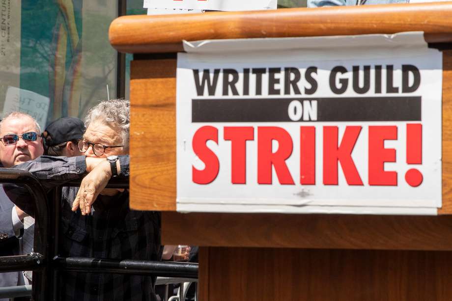 Fotografía de archivo del 23 de mayo donde aparece el comediante y exsenador estadounidense Al Franken, mientras espera para hablar durante el "Rally at the Rock" fuera de las oficinas de NBCUniversal, localizadas en la calle 30 Rock en Nueva York (EE.UU). 