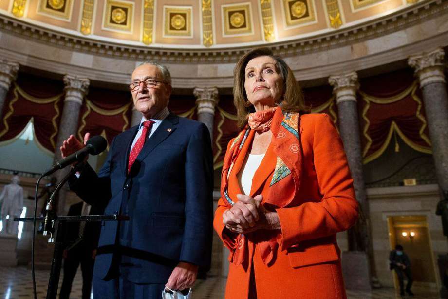 Chuck Schumer (i) y Nancy Pelosi (d) anuncian que no hay acuerdo para aprobar un plan fiscal en EE. UU.