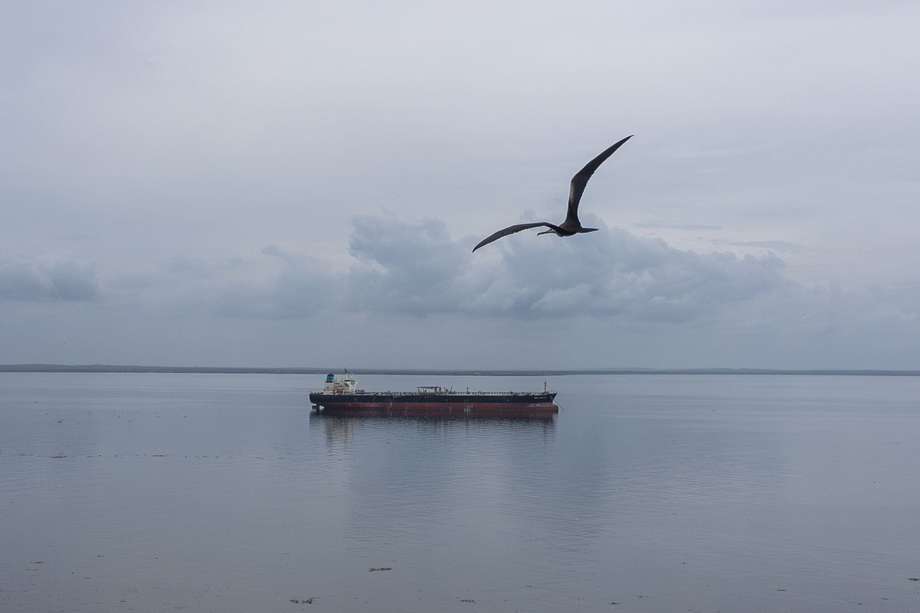 Imagen de referencia: un buque petrolero navega en el Lago de Maracaibo.