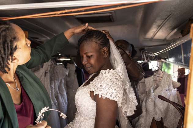 Una caravana oxidada ayuda a embellecer a las novias en Zimbabue
