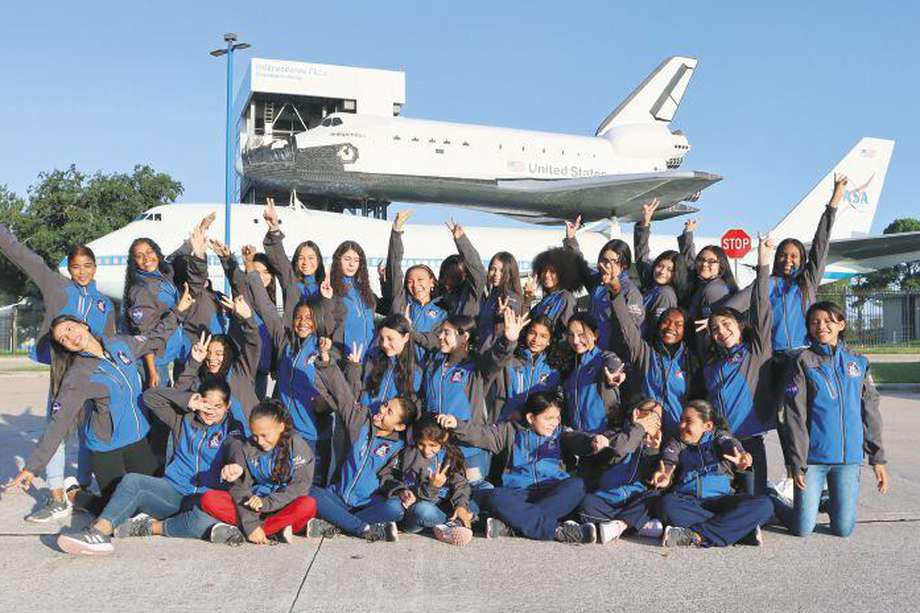En la primera versión del programa, 31 niñas y jóvenes de distintas regiones del país viajaron a conocer el Space Center en Houston, EE. UU. / Cortesía Escuela de Robótica del Chocó