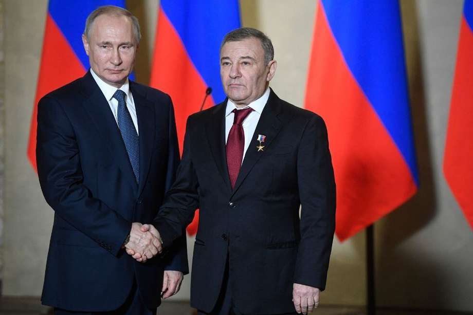 El presidente ruso Vladimir Putin condecora al empresario Arkady Rotenberg con la medalla de Héroe del Trabajo.