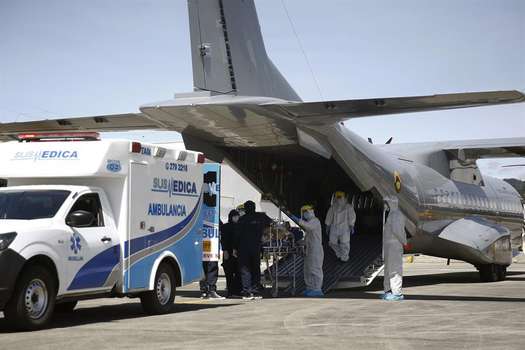 Personal médico de la Fuerza Aérea Colombiana realiza un traslado aeromédico de un paciente con la COVID-19 en un avión C-295 desde el Comando Aéreo de Combate 5 (CACOM5) con destino a la ciudad de Bogotá, hoy en Rionegro, Antioquia.