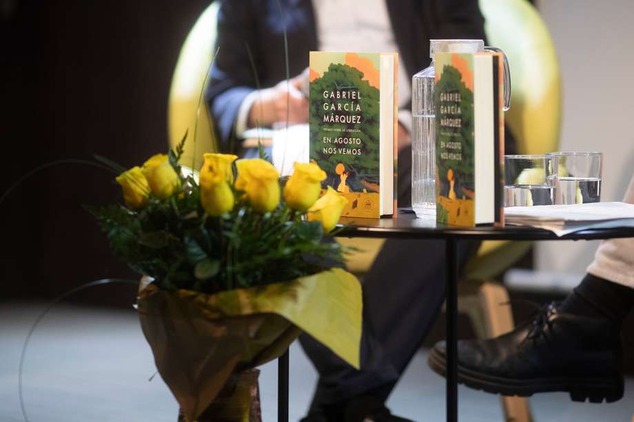 Fotografía del libro en el acto de presentación de 'En agosto nos vemos', la novela inédita del escritor colombiano Gabriel García Márquez que se publicó el 6 de marzo.