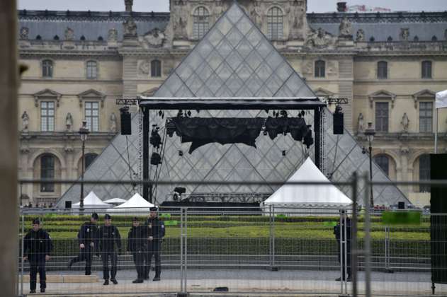 Reabren plaza del Louvre en París tras alerta de seguridad