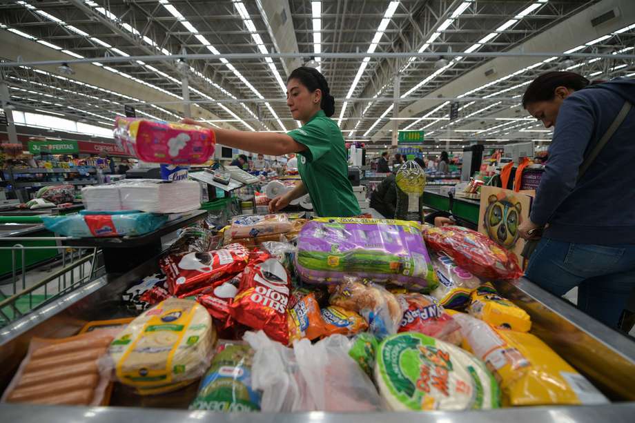 Casi el 40 % del gasto de los hogares colombianos se destina a alimentos.