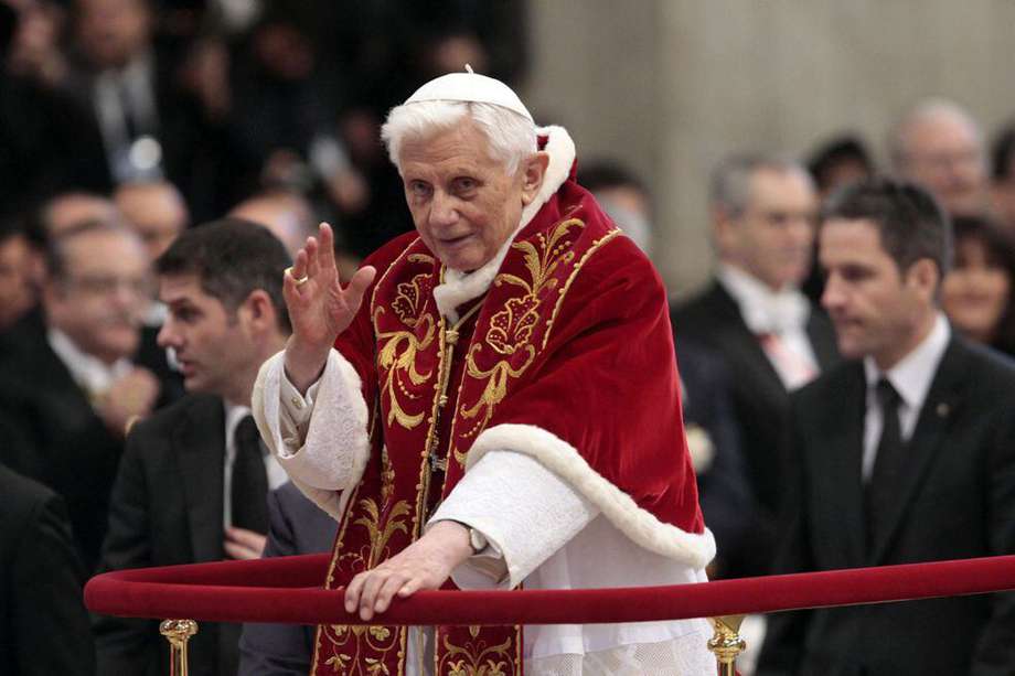Fotografía de archivo tomada el 9 de febrero de 2013 que muestra al papa Benedicto XVI bendiciendo a los miembros de la Orden de Malta durante una misa en la Basílica de San Pedro del Vaticano. 