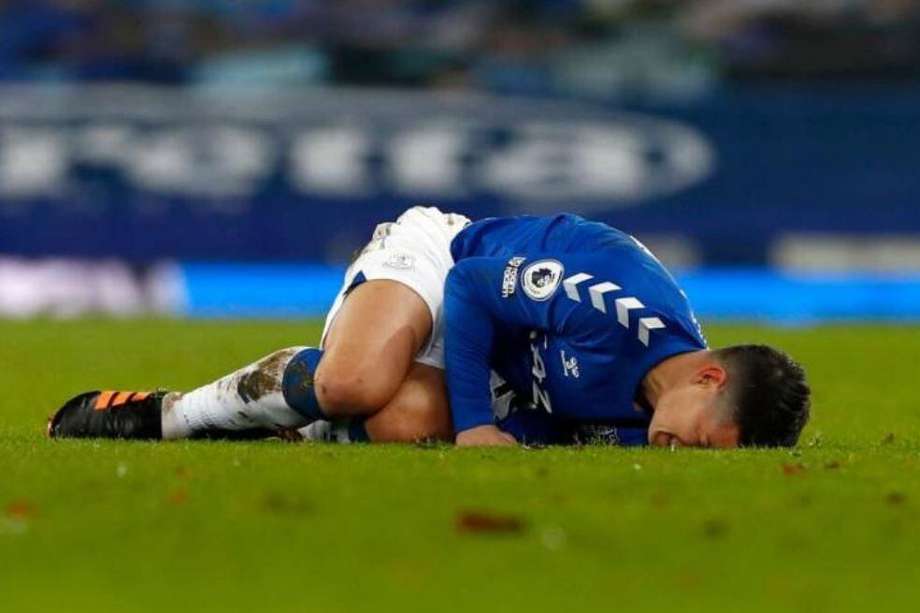 Continúan los problemas físicos del colombiano en el Everton.