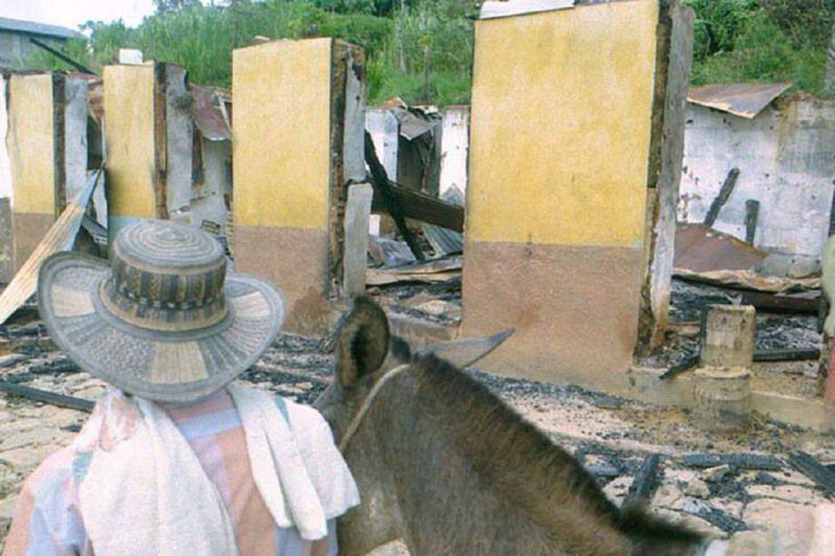 El 12 de noviembre de 1997, dos semanas después de la masacre de El Aro, el Colombiano captó las primeras imágenes de la destrucción causada por las autodefensas.