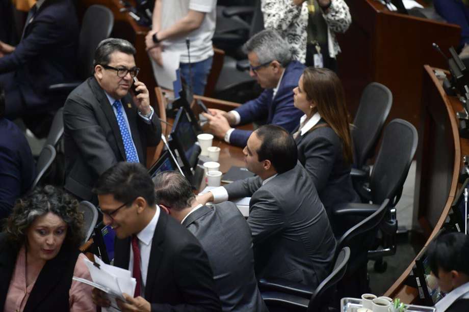 El ministro del Interior, Luis Fernando Velasco, y el presidente Colpensiones, Jaime Dussán, con la bancada liberal en el Senado. 