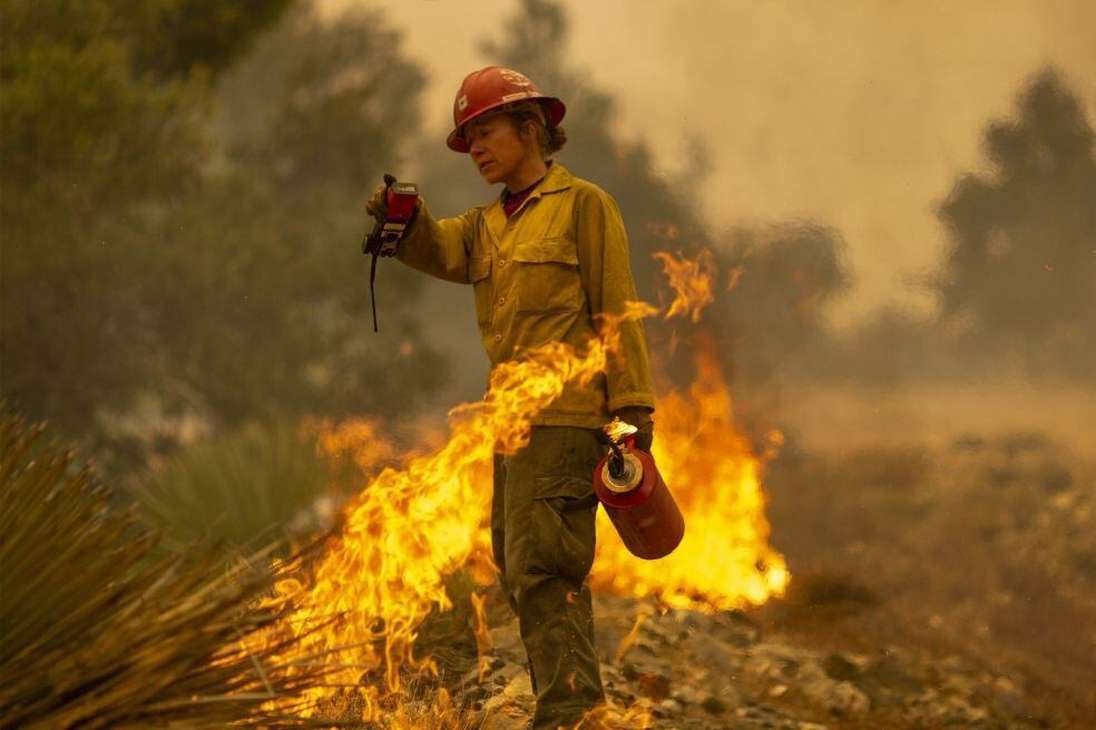 Más de 16.000 bomberos participan en la extinción de los incendios.