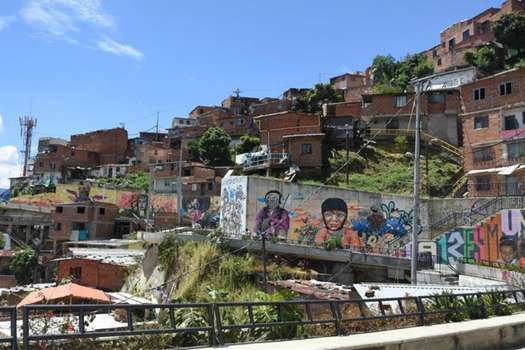 Al graffitour por la Comuna 13 de Medellín asisten más de 7.000 personas cada mes, entre locales y extranjeros. En un sector donde sus habitantes han vivido en carne propia los efectos de la violencia entre grupos armados, el tráfico de drogas, el desempleo y la pobreza, el arte ha dado muchas oportunidades para talentosos artistas de la zona.  / Agencia Anadolu