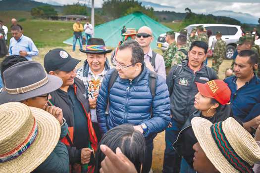 Alfonso Prada, ministro del Interior, lideró la reunión con las comunidades en Caldono (Cauca). / Ministerio del Interior