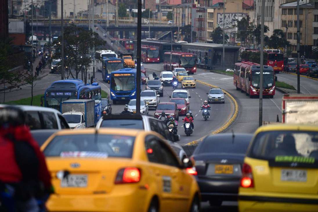 De acuerdo al último estudio realizado por la empresa estadounidense Inrix, la capital colombiana es la octava ciudad con mayor congestión vial del mundo. En promedio, los bogotanos que se desplazaron por la capital perdieron 94 horas en trancones durante 2021.