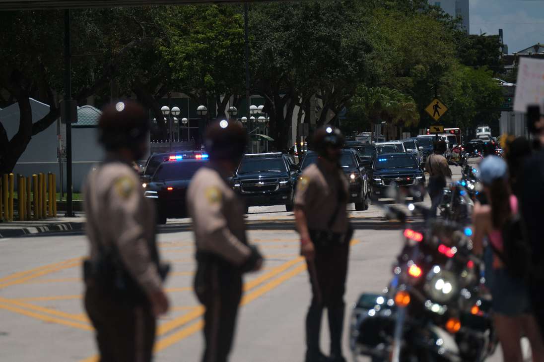 Una caravana de vehículos, con el expresidente estadounidense Donald Trump a bordo, llega al Palacio de Justicia Federal de los Estados Unidos Wilkie D. Ferguson Jr. en Miami, Florida, el 13 de junio de 2023.