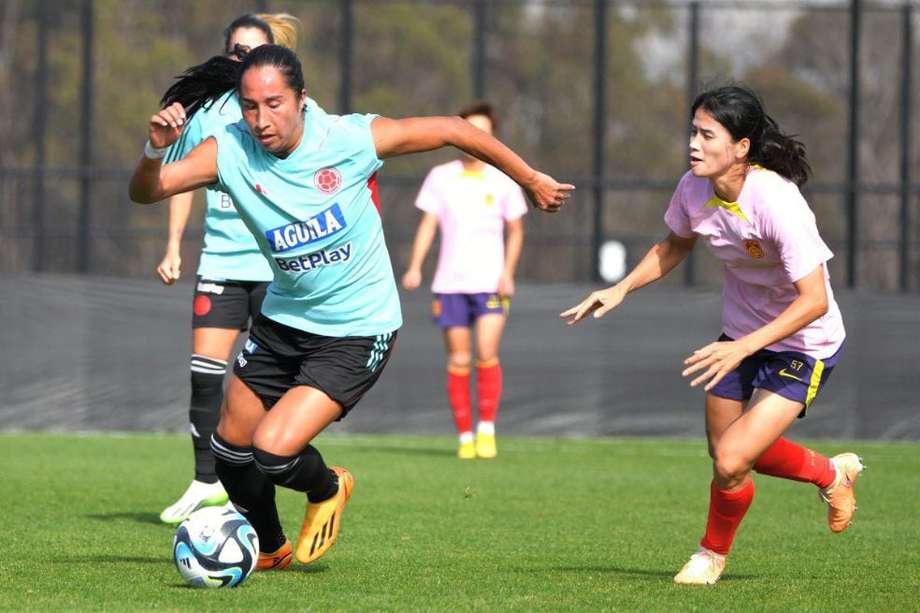 Mayra Ramírez disputa un balón con una futbolista de la selección de China.