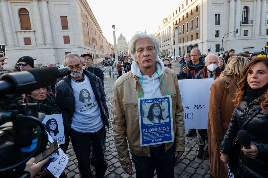 Imagen de Archivo
Pietro Orlandi, frente al Vaticano, con un cartel de "se busca" con el rostro de su hermana Emanuela Orlandini. 
 EFE/EPA/FABIO FRUSTACI