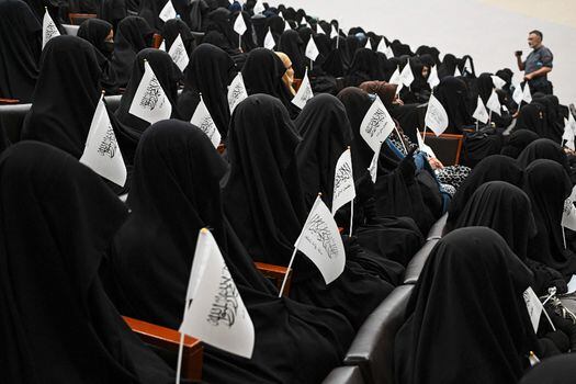 Mujeres en Afganistán deberán usar la burka y si quieren ir a estudiar recibirán clases sin hombres. Las clases mixtas están prohibidas por el Islam, dicen los talibanes.