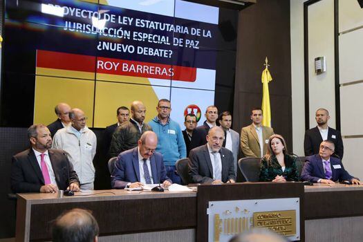Un grupo de 15 uniformados pidieron al presidente Duque sancionar la estatutaria de la JEP. / Prensa Roy Barreras