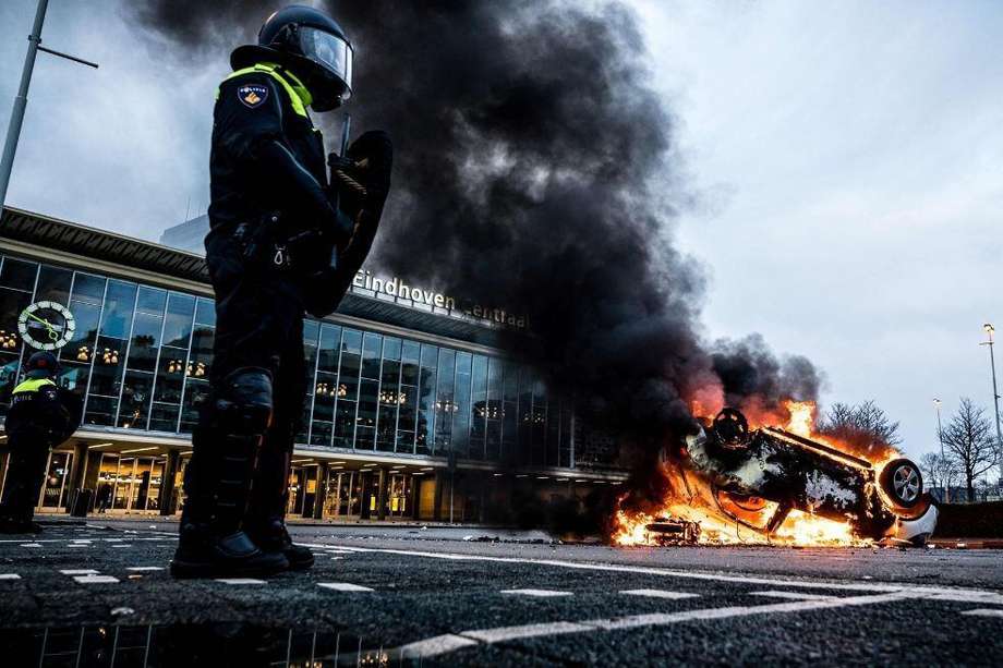 Un automóvil fue incendiado frente a la estación de tren en Eindhoven, luego de una manifestación de cientos de personas contra el toque de queda en Holanda.