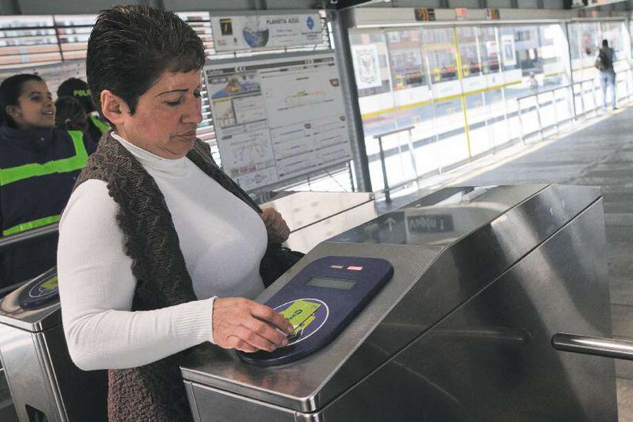 Bogota(Colombia) 13/01/2014. - tarjeta cliente fiel de transmilenio en taquillas tu llave. Foto Oscar Perez