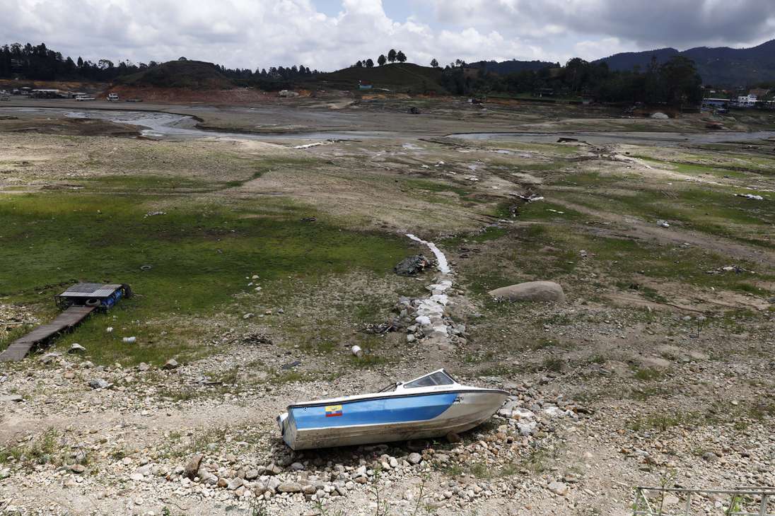 ACOMPAÑA CRÓNICA: COLOMBIA SEQUÍA. GUATAPÉ (COLOMBIA), 07/04/2024.- Fotografía del embalse Peñol-Guatapé que muestra su bajo nivel debido a la sequía, el 6 de abril de 2024, en Guatapé (Colombia). La sequía por el fenómeno de El Niño ha trastocado las dinámicas de Guatapé y el paisaje de este paraíso turístico ubicado en el noroeste colombiano, que alberga un atractivo embalse de aguas color verde esmeralda, casas con fachadas embellecidas por coloridos zócalos y una piedra de 220 metros de altura desde donde se divisan sus atractivos. EFE/ Luis Eduardo Noriega Arboleda