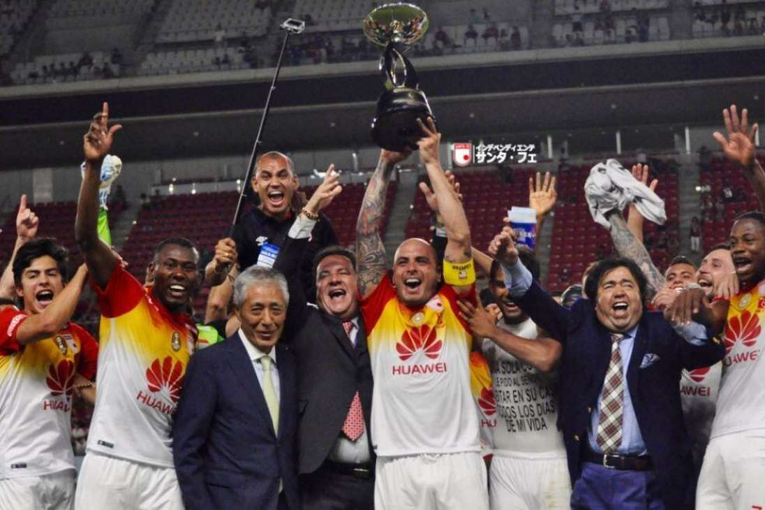 Un año después, en 2016, Santa Fe conquistaría la Copa Suruga Bank. En esta foto Omar Pérez levanta el trofeo que ganaron después de imponerse por 1-0 contra Kashima Antlers.