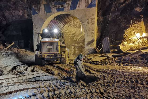 Socorristas cavan pozo para salvar a 34 personas bloqueadas en un túnel en India