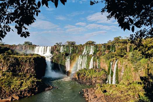 Al norte de la provincia de Misiones, en el límite con Brasil, se encuentran las majestuosas cataratas del Iguazú: una de las Siete Maravillas Naturales del Mundo.