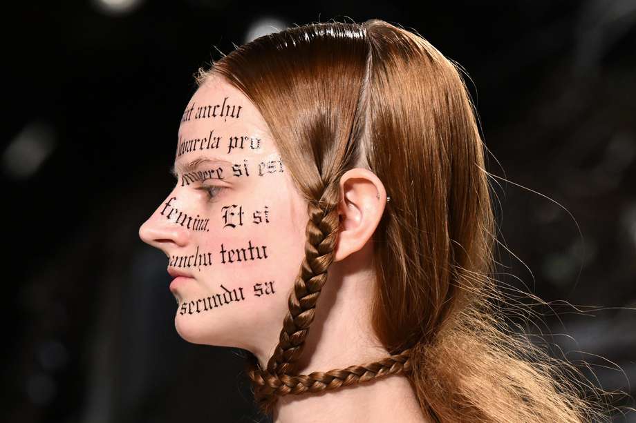 Una modelo usa una creación de Antonio Marras presentada durante la Semana de la Moda de Milán.