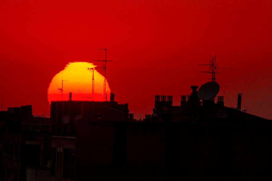Imagen del sol capturada en Zaragoza. EFE/JAVIER BELVER.
