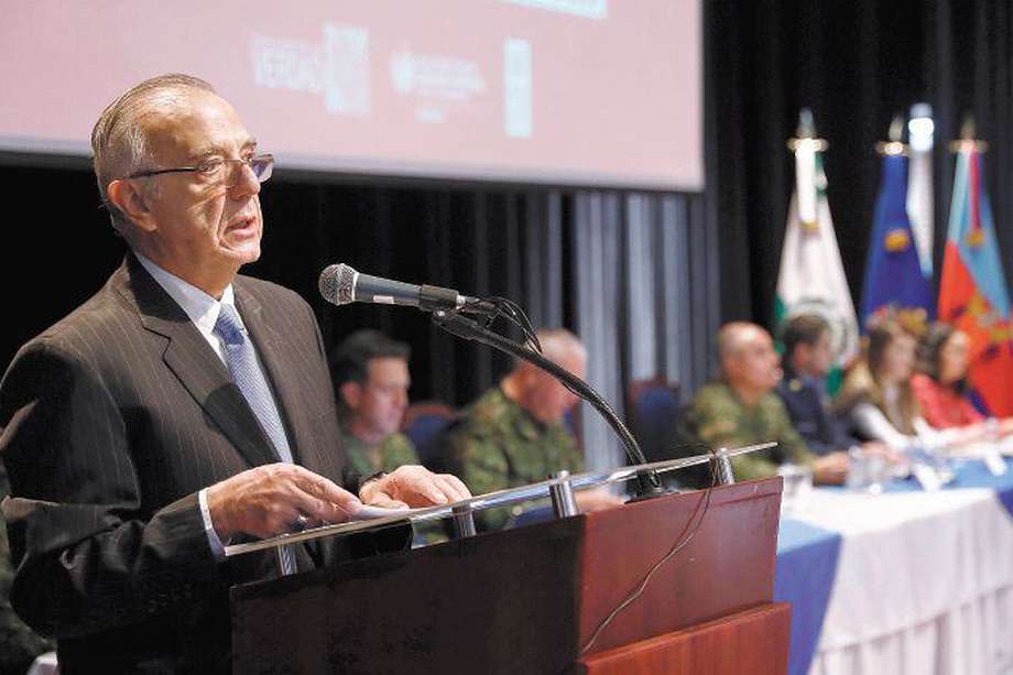 El ministro de Defensa, Iván Velásquez, ha respaldado la paz total de Petro. / Carlos Ortega - EFE