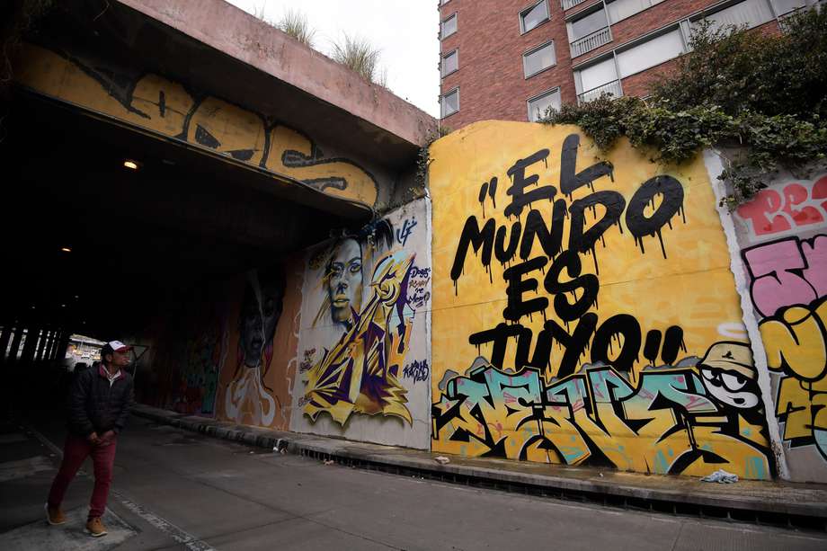 Grafitis por la calle 26, en Bogotá.