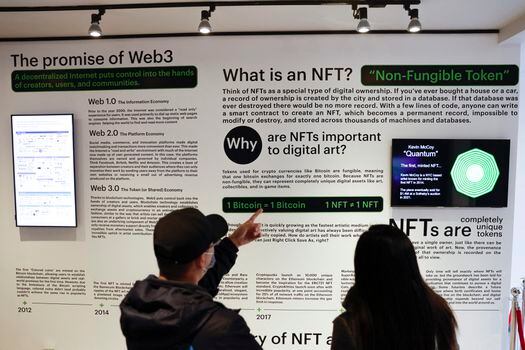 Los visitantes leyeron sobre los tokens no fungibles, o NFT, durante el fin de semana inaugural del Museo NFT de Seattle en Seattle, Washington, el 29 de enero de 2022.