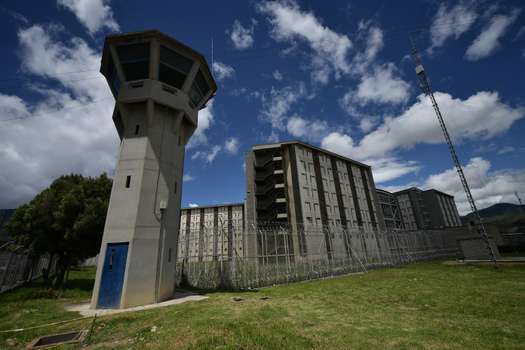 Aspectos de sus alrededores como fachada y celdas además de emprendimientos dentro de la cárcel La Picota elaborados por internos en proceso de resocialización