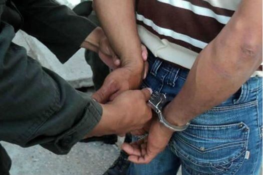 Las autoridades mexicanas trasladaron los capturados, junto al alijo incautado, hasta los estrados judiciales en donde serán investigados. / EFE