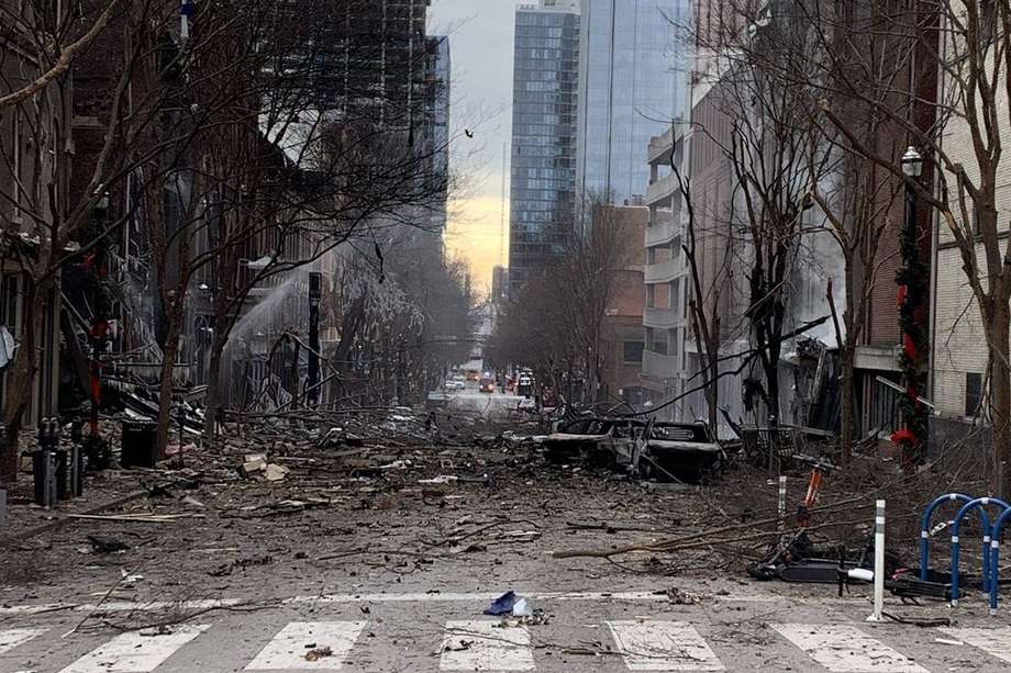 Al menos tres personas resultaron ligeramente lesionadas, y fueron trasladadas a un hospital, según dijeron los bomberos citados por los medios locales.
