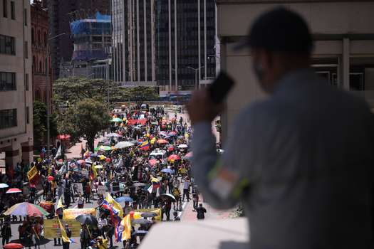Indígenas Misak y centrales obreras, marcharon pacíficamente por el centro de Bogotá.